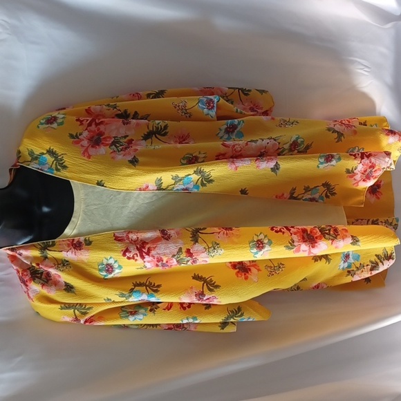 Lovely J Yellow floral kimono, 3/4 sleeve, to the knee - Picture 1 of 6